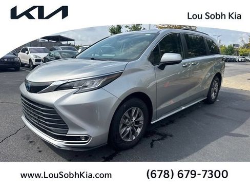 Used 2023 Toyota Sienna XLE FWD image 1
