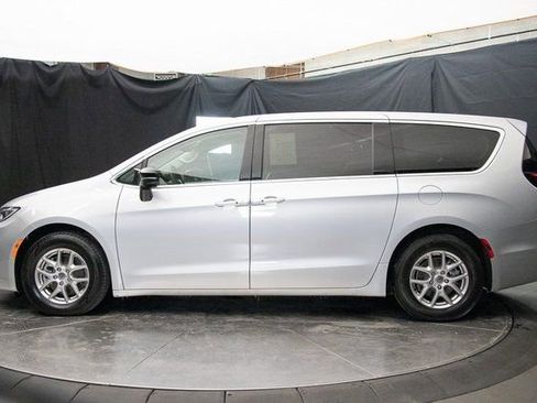 Used 2024 Chrysler Pacifica Touring-L FWD image 10