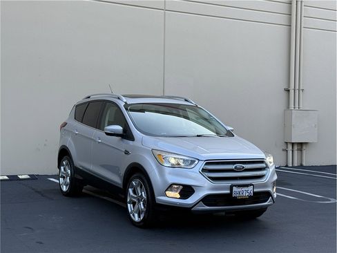 Used 2019 Ford Escape Titanium image 3