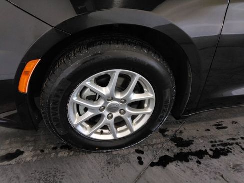 Used 2023 Chrysler Pacifica Touring-L image 41