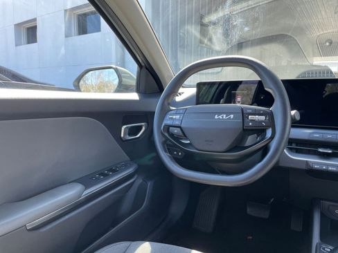 Used 2025 Kia K4 LXS image 32