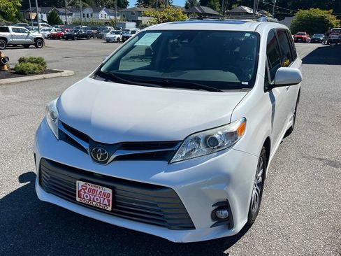 Used 2018 Toyota Sienna XLE w/ XLE Navigation Package FWD image 4