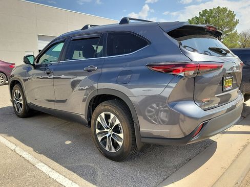 Used 2024 Toyota Highlander XLE AWD/4WD image 2