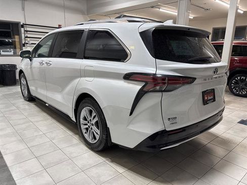 Used 2024 Toyota Sienna Platinum image 2