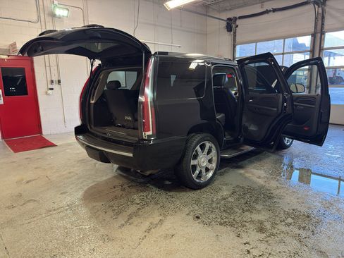 Used 2014 Cadillac Escalade Luxury image 12