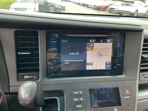 Used 2015 Toyota Sienna SE w/ SE Preferred Package FWD image 20