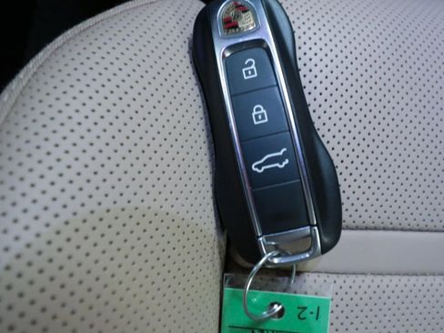 Used 2025 Porsche Cayenne image 23