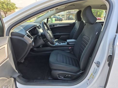 Used 2018 Ford Fusion SE w/ Fusion SE Technology Package FWD image 16