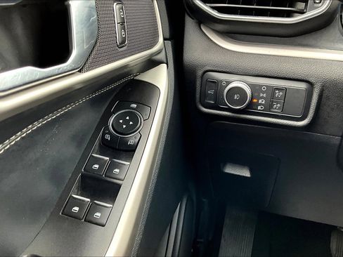 Used 2022 Ford Explorer XLT w/ Equipment Group 202A image 34