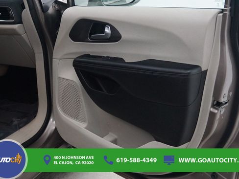 Used 2017 Chrysler Pacifica Limited w/ Advanced Safetytec Group FWD image 17