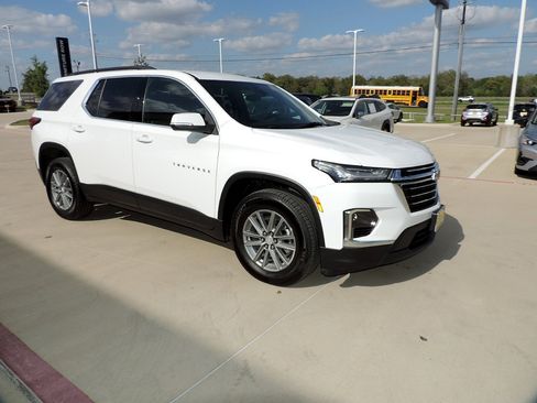 Used 2023 Chevrolet Traverse LT FWD image 3