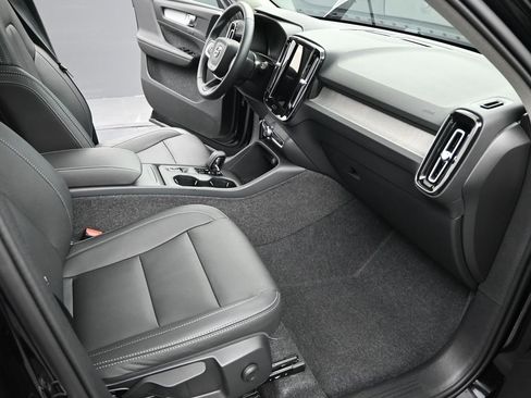 Certified 2025 Volvo XC40 B5 Core w/ Protection Package Premier image 18