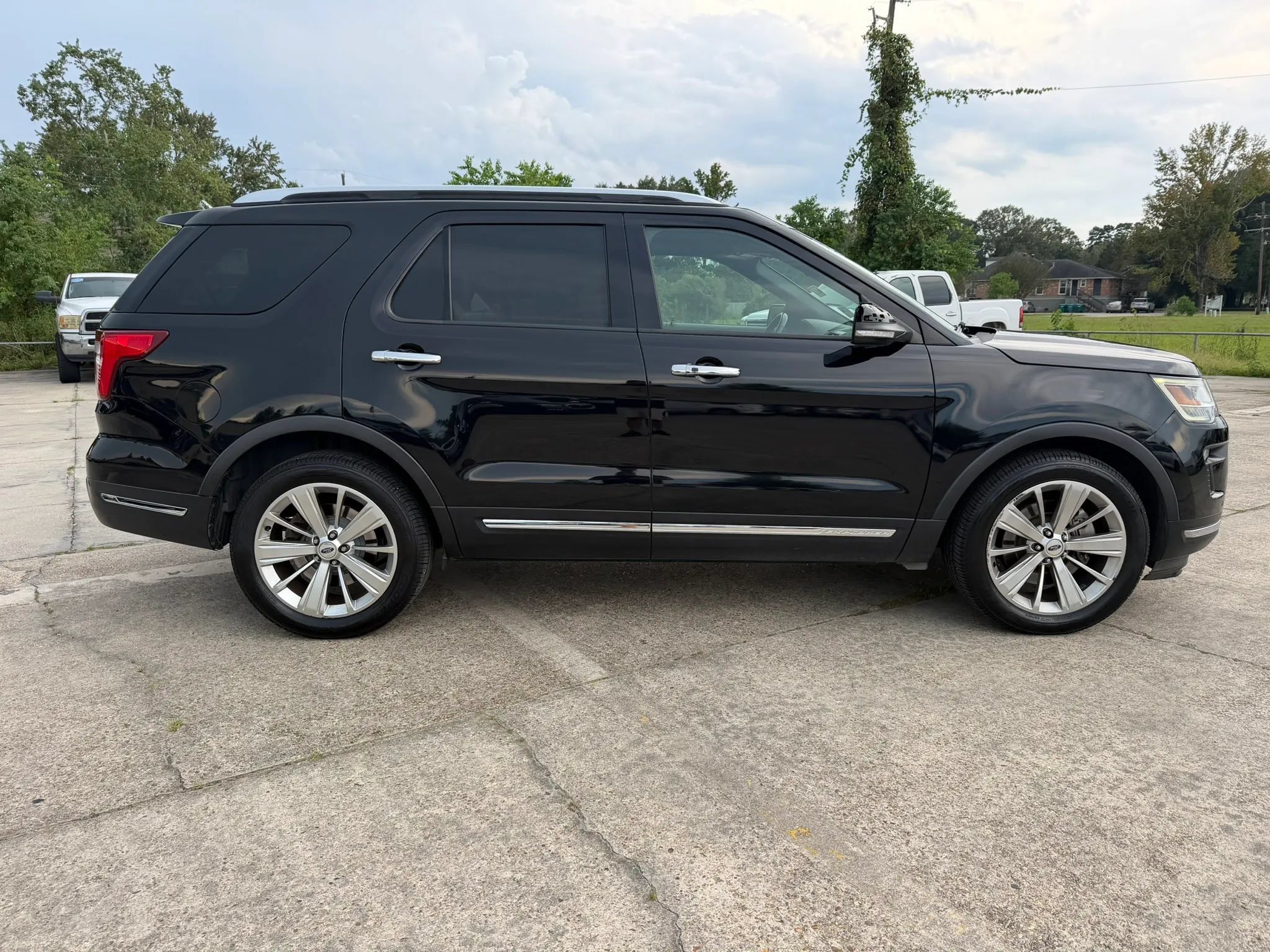 Used 2019 Ford Explorer Limited w/ Class III Trailer Tow Package FWD image 5