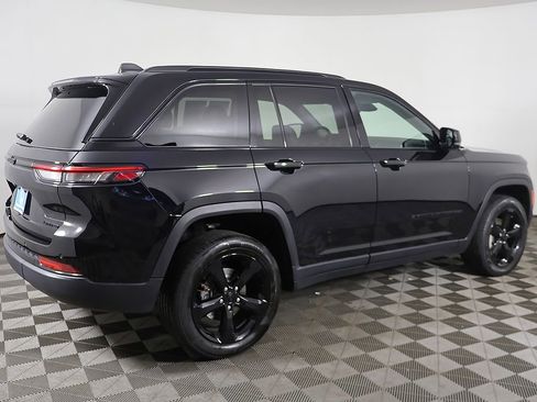 Used 2023 Jeep Grand Cherokee Limited w/ Black Appearance Package AWD/4WD image 11