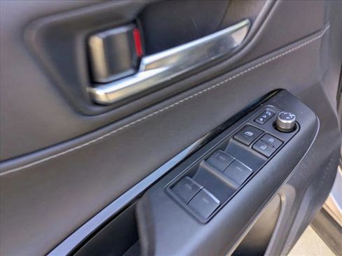 Certified 2023 Toyota Venza LE image 12