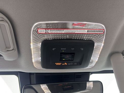 Used 2025 Toyota Prius XLE AWD/4WD image 36