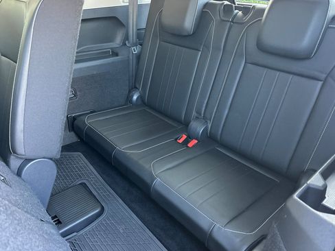 Used 2023 Volkswagen Tiguan SE w/ Panoramic Sunroof Package image 15