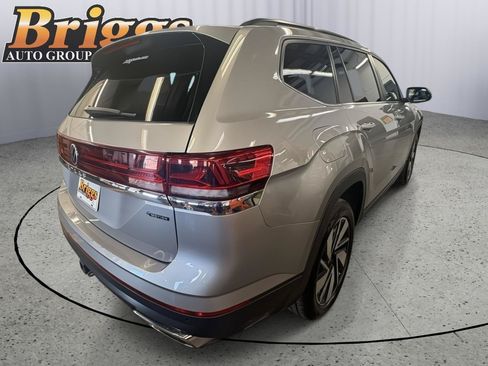 Used 2025 Volkswagen Atlas SE AWD/4WD image 4