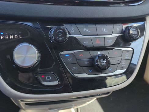 Used 2023 Chrysler Pacifica Touring-L FWD image 23