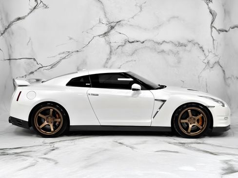 Used 2015 Nissan GT-R Premium image 11