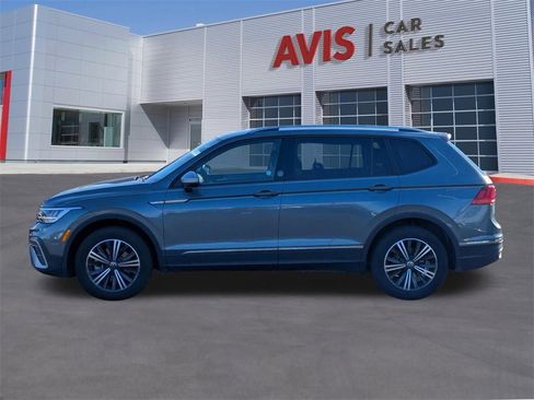 Used 2024 Volkswagen Tiguan SE image 2