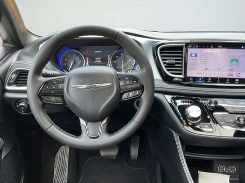 Used 2025 Chrysler Pacifica Limited FWD image 13