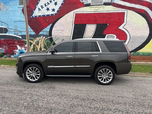 Used 2020 Cadillac Escalade Luxury AWD/4WD image 3