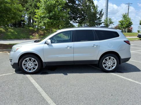 Used 2015 Chevrolet Traverse LT w/ Style and Technology Package FWD image 8