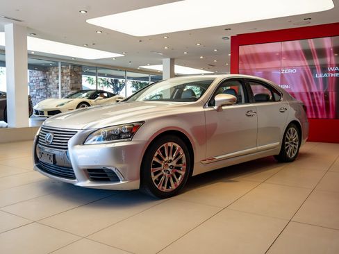 Used 2016 Lexus LS 460 w/ Comfort Package RWD image 4