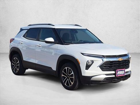 Used 2025 Chevrolet TrailBlazer LT AWD/4WD image 3