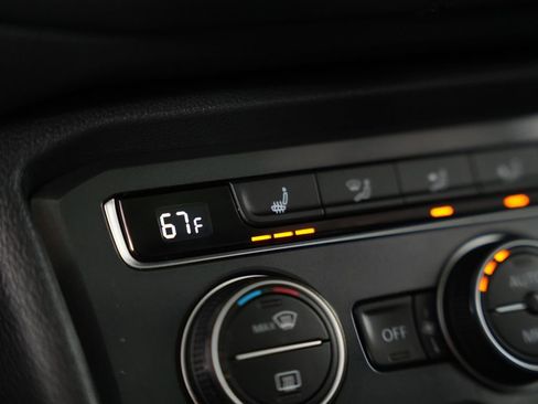 Used 2020 Volkswagen Tiguan SE image 28