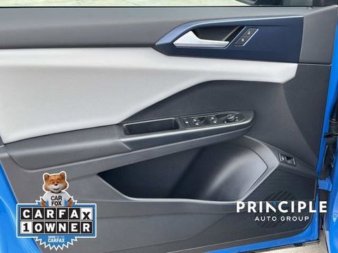 Used 2022 Volkswagen Taos SE w/ Panoramic Sunroof Package image 11