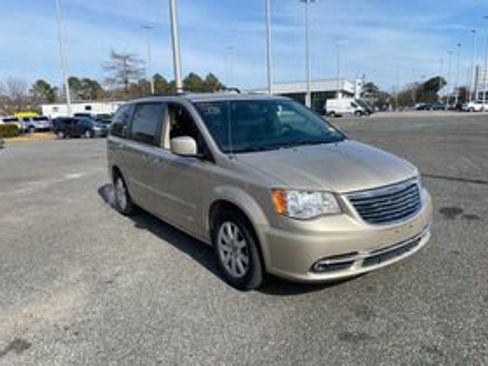 Used 2015 Chrysler Town & Country Touring w/ Driver Convenience Group image 3
