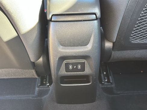 Used 2025 Hyundai Venue SEL image 32