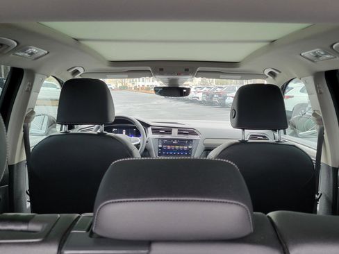 Used 2022 Volkswagen Tiguan SE w/ Panoramic Sunroof Package image 44