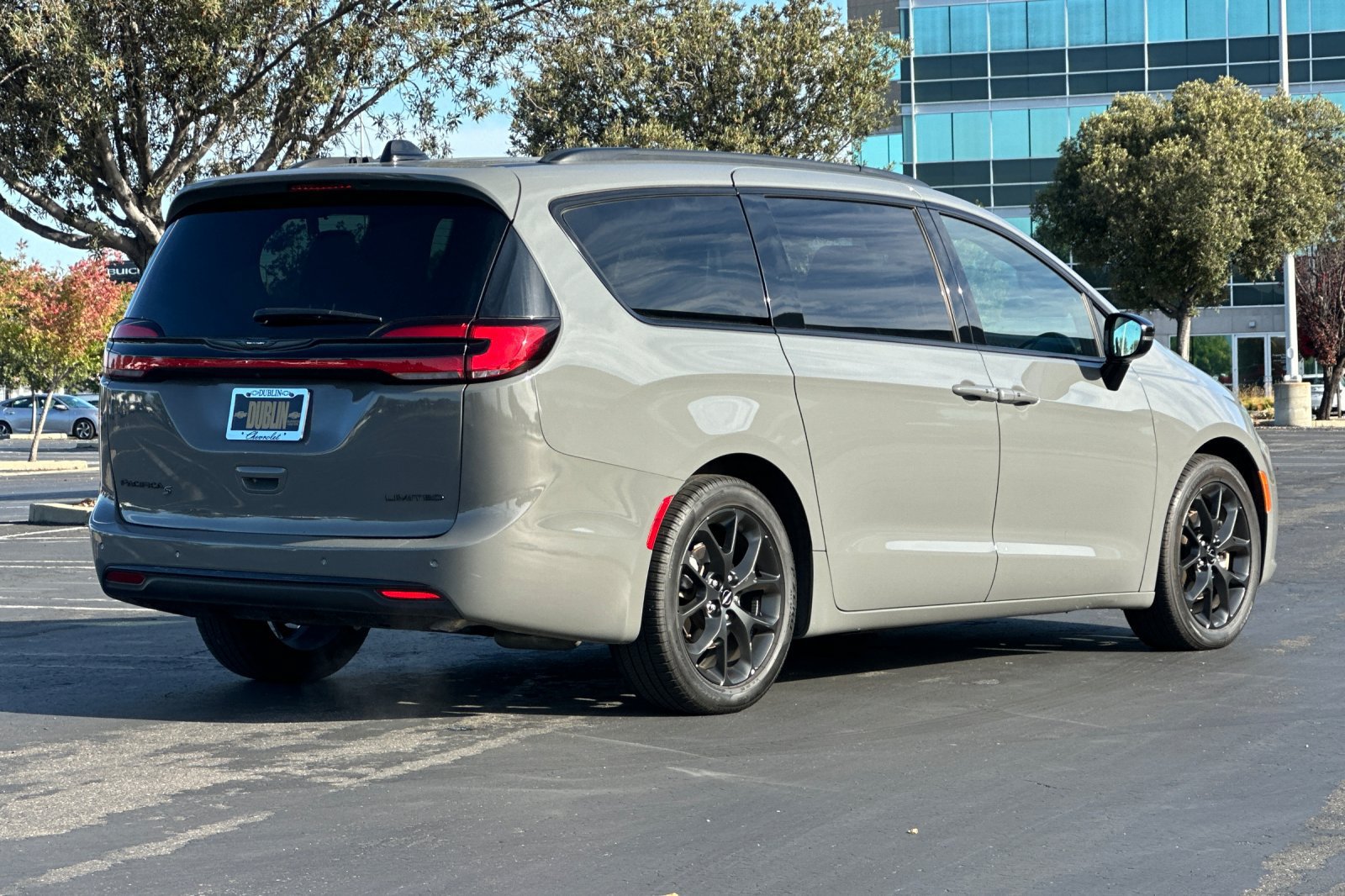 Used 2025 Chrysler Pacifica Limited FWD image 4