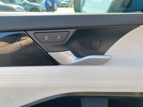 New 2025 Volkswagen Tiguan SE w/ Panoramic Sunroof Package image 23