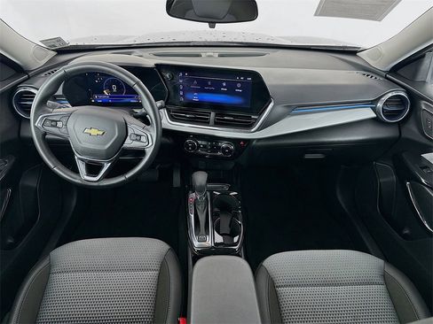 Used 2025 Chevrolet Trax LT w/ LT Convenience Package image 18
