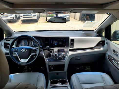 Used 2015 Toyota Sienna XLE FWD image 31