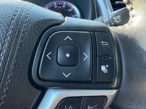 Used 2018 Toyota Highlander XLE AWD/4WD image 11
