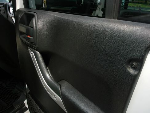 Used 2015 Jeep Wrangler Unlimited Rubicon w/ Connectivity Group AWD/4WD image 34