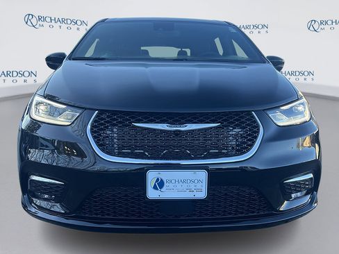 Used 2026 Chrysler Pacifica Select image 2