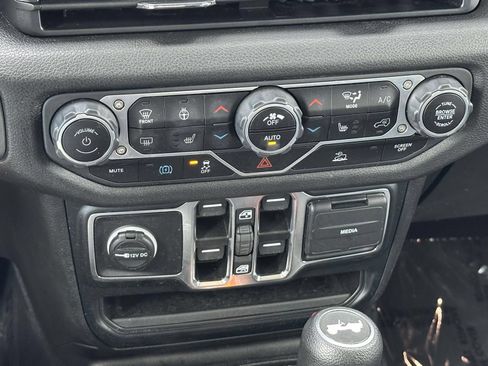 Used 2024 Jeep Wrangler Unlimited w/ Convenience Group AWD/4WD image 18