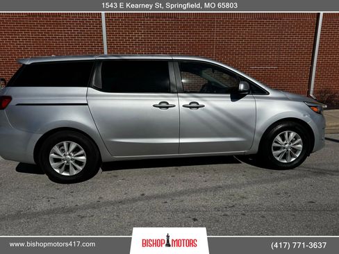 Used 2017 Kia Sedona LX image 7