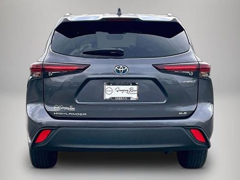 Used 2024 Toyota Highlander XLE FWD image 6