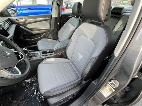 Used 2025 Volkswagen Jetta SE image 36