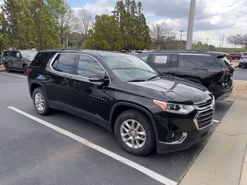 Used 2020 Chevrolet Traverse LT image 1