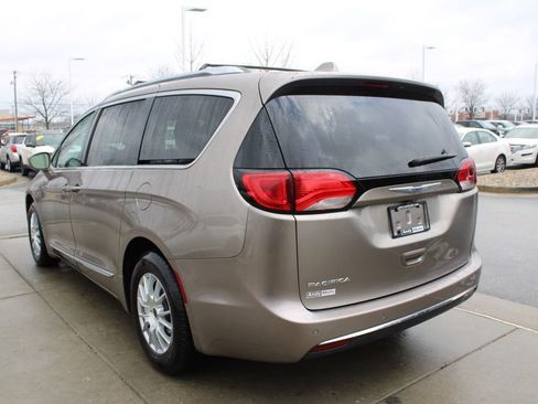 Used 2018 Chrysler Pacifica Touring-L Plus image 5