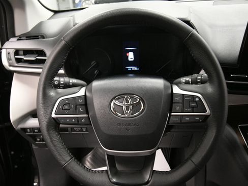 Used 2024 Toyota Sienna XLE FWD image 12