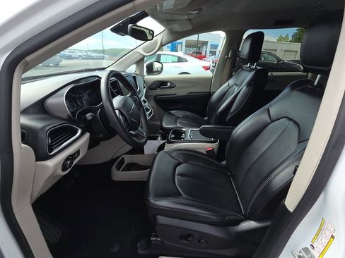 Used 2023 Chrysler Pacifica Touring-L FWD image 15